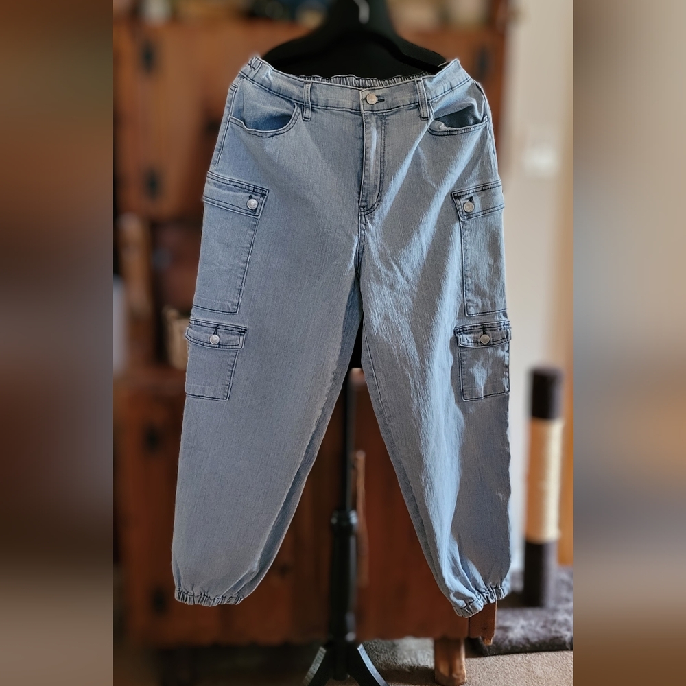 #136 Almost Famous Cargo Jeans